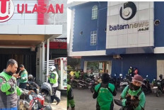 Online motorcycle taxi (ojek) drivers gather in front of the Ulasan.co office in Tanjungpinang (left) and the Batamnews office in Batam on Sunday, July 27,  in this montaged picture. The drivers fell victim to mass fictitious orders against both media companies in Riau Islands province.