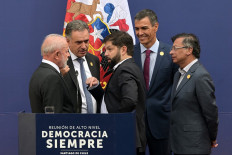 (Left to right) Brazil's President Luiz Inacio Lula da Silva, Uruguay's President Yamandu Orsi, Chile's President Gabriel Boric, Spanish Prime Minister Pedro Sanchez and Colombia's President Gustavo Petro talk after giving a joint statement on July 21 during the “Democracy Always“ high-level summit at the Palacio de la Moneda in Santiago.