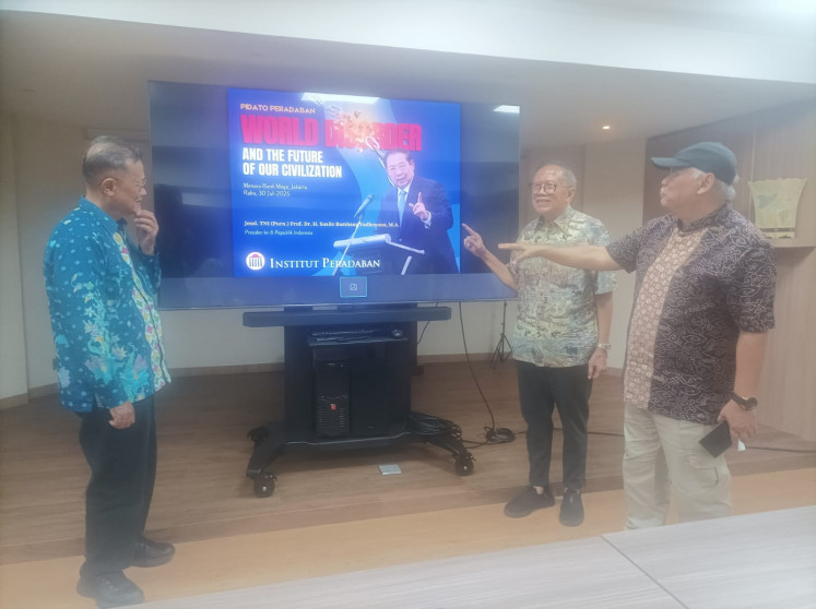 The Civilization Institute executive director Mohamad Cholid (left) converses on July 28 with Civilization Institute Foundation chairman Dipo Alam (center) and a member of the institute's panel of experts Dian Wirengjurit after a press conference in Jakarta. The institute is inviting former president Susilo Bambang Yudhoyono to deliver a speech on July 30 on leadership during times of crisis.