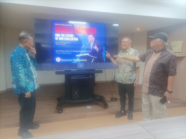 The Civilization Institute executive director Mohamad Cholid (left) converses on July 28 with Civilization Institute Foundation chairman Dipo Alam (center) and a member of the institute's panel of experts Dian Wirengjurit after a press conference in Jakarta. The institute is inviting former president Susilo Bambang Yudhoyono to deliver a speech on July 30 on leadership during times of crisis.