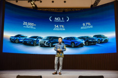 Eagle Zhao, President Director of PT BYD Motor Indonesia, welcoming visitors to DENZA’s debut at GIIAS 2025 (Courtesy of Denza)