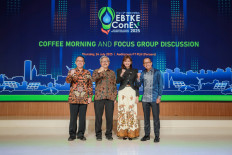Committee chairman Andhika Prastawa (left), METI executive Widi Pancono (second left) IndoEBTKE ConEx 2025 organizing committee chairwoman Mada Ayu Habsari (second right) and MASKEEI chairman Eka Satria pose on July 24 after a focus group discussion on clean energy in Jakarta. IndoEBTKE 2025, which will run from Nov. 25-28, will be jointly organized by METI and MASKEEI with support from five other renewable energy associations.