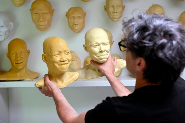 Dutch artist Alfons Kennis displays the bust mould of Mos'anne.