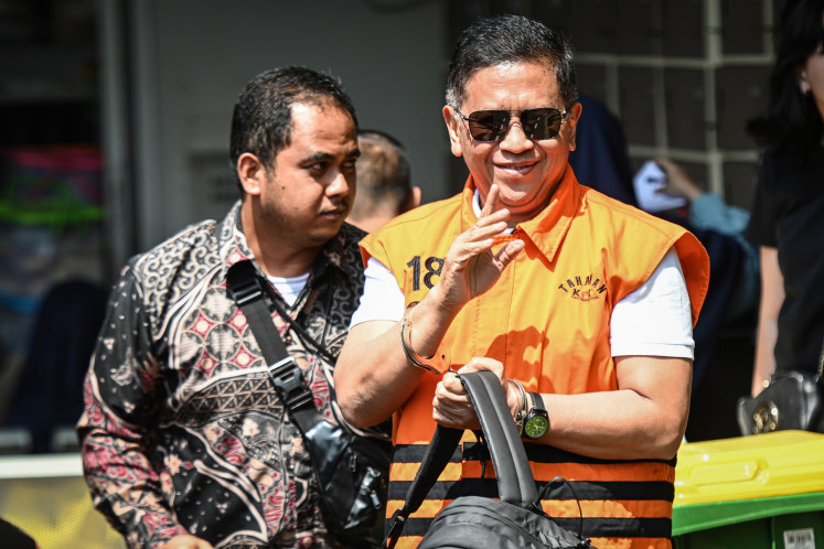 Indonesian Democratic Party of Struggle (PDI-P) secretary-general and graft convict Hasto Kristiyanto (right) waves on Aug. 1 to journalists upon arriving at the Corruption Eradication Commission (KPK) detention center in Jakarta. Hasto, who received amnesty from President Prabowo Subianto on July 31, returned to the detention center after undergoing medical treatment at a hospital.