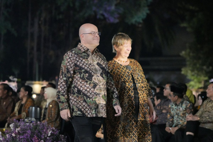 United Kingdom Ambassador to ASEAN Sarah Tiffin (right) and her husband, Ireland Ambassador to Indonesia, Timor-Leste and ASEAN Pádraig Francis attend a gathering in Jakarta.