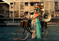 Edgy kebaya: In the short film #KitaBerkebaya (we wear kebaya), actress Maudy Ayunda dons a vintage saffron brocade kebaya Kartini, styled with a turquoise corset and batik pants by designer Toton, redefining tradition with a modern twist.
Courtesy of Bakti Budaya Djarum Foundation