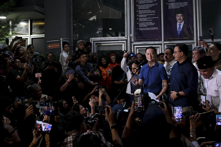 Former trade minister Thomas Lembong (second right) stands next to his wife Franciska Wihardya (third right) and former Jakarta governor Anies Baswedan (right) while talking to journalists on Friday following his release from prison at the Salemba Detention Center in Jakarta. President Prabowo Subianto granted an abolition, or the abolishment of the prosecution against a defendant, for Thomas, who was convicted in a graft case pertaining to sugar imports.