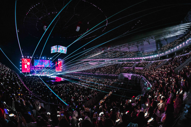 Nostalgia and novelty: The Übermensch G-Dragon 2025 World Tour transformed Senayan’s Indonesia Area on July 25 with a layered, theatrical design of unfolding panels, sharp lighting cues and a crane draped in daisies.