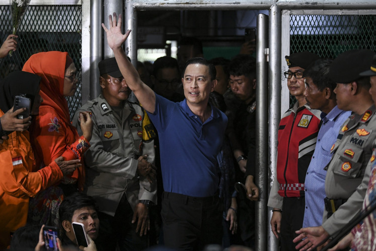 Acquitted: Former trade minister Thomas Lembong waves to journalists on Aug. 1 upon walking out of the Salemba Detention Center in Jakarta. President Prabowo Subianto granted absolution to Thomas, who was convicted in a graft case pertaining to sugar imports.