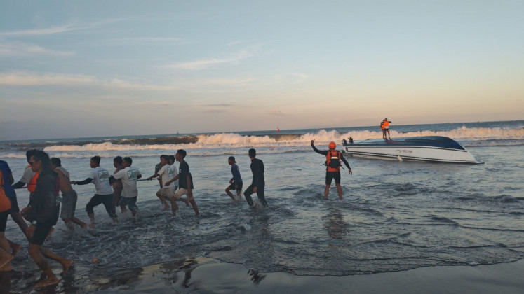 A search and rescue officer (right) directs a team of rescuers on Aug. 5, 2025, during an operation at Bali’s Sanur Beach to retrieve the capsized Dolphin II, which left two Chinese tourists dead and a Balinese passenger missing.