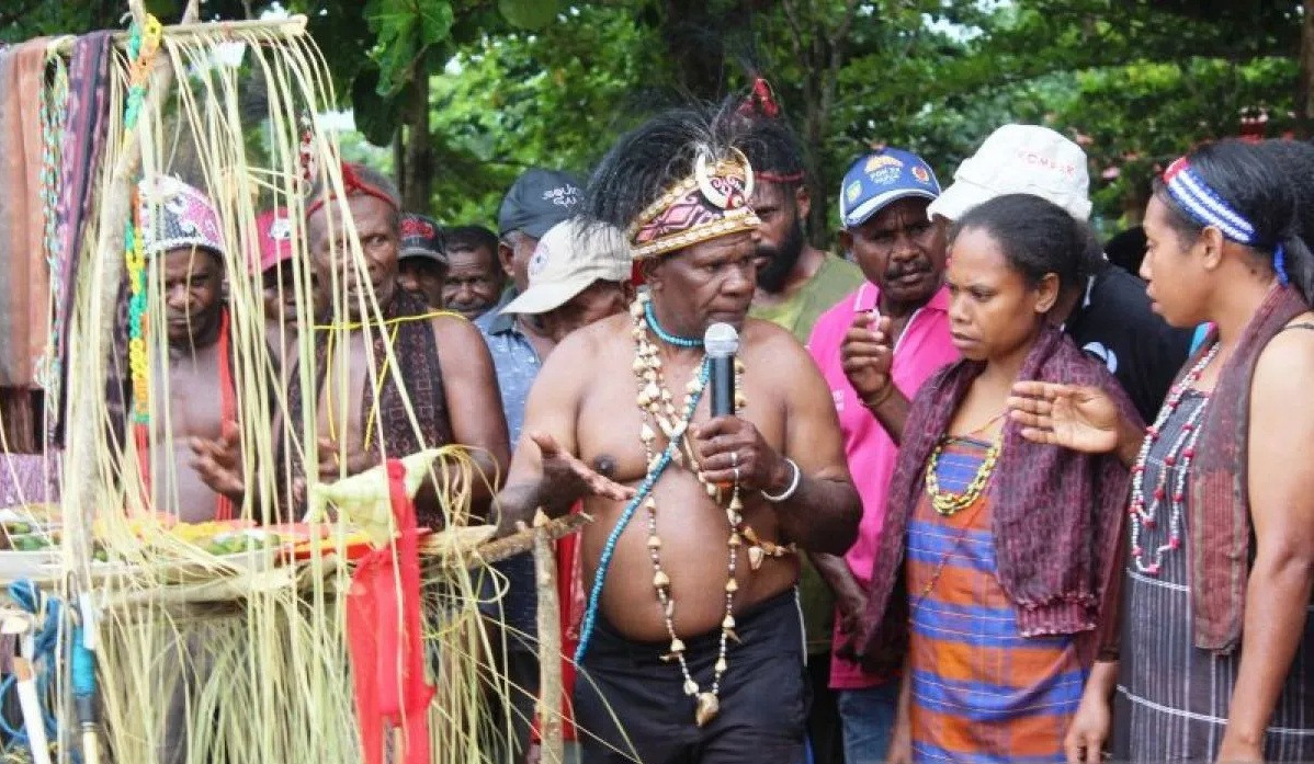 Neighborly talks: Head of the Malaumkarta Raya Customary Council, Spenger Malasamuk, interacts with the local community on June 8, 2024, during the opening of an egek ritual in Sorong, Southwest Papua.