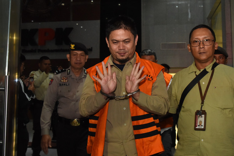 East Kolaka regent Abdul Azis (center) walks to a prisoner transfer van on Aug. 9 after undergoing a questioning session at the Corruption Eradication Commission (KPK) headquarters in Jakarta. The anti-graft body named Abdul and four other individuals as suspects in a corruption case pertaining to the construction of a general regional hospital in East Kolaka.