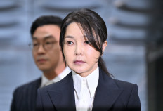 South Korea's former first lady Kim Keon Hee, wife of impeached former president Yoon Suk Yeol, arrives at a court to attend a hearing to review her arrest warrant requested by special prosecutors at the Seoul Central District Court, in Seoul, South Korea August 12, 2025. 