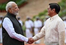 Indian Prime Minister Narendra Modi (left) welcomes Philippine President Ferdinand Marcos Jr on Aug. 5, 2025, during a ceremonial reception at the Rashtrapati Bhavan presidential residence in New Delhi.