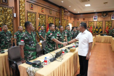 Defense Deputy Minister Donny Ermawan (right) shakes hands with a member of the fourth healh task force heading to the Palestinian territory of Gaza at the Defense Ministry in Jakarta on Aug. 14, 2025. The team departed Jakarta on Thursday and will be deployed in El Arish, Egypt, and Rafah, Gaza.