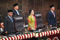Legislative leaders (from left, front row), People’s Consultative Assembly (MPR) Speaker Ahmad Muzani, House of Representatives (DPR) Speaker Puan Maharani and Regional Representatives Council (DPD) Speaker Sultan Bachtiar Najamudin, stand for the national anthem “Indonesia Raya” on Aug. 15, 2025, during the opening ceremony of the Assembly’s annual plenary meeting in the Nusantara building at the Senayan legislative complex in Jakarta.
