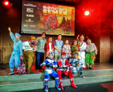 Futuristic Semar: Cast members of 'Mencari Semar' pose with director Rangga Riantiarno (top, third left), scenographer Deden Bulqini (top, fourth left), Bakti Budaya Djarum Foundation’s program manager Billy Gamaliel (top, center) and Teater Koma’s cofounder Ratna Riantiarno (top, fourth right) on July 31, 2025, after attending a press conference at Galeri Indonesia Kaya in Jakarta. JP/Sylviana Hamdani