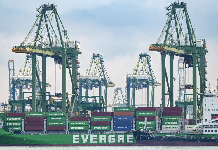 (A vessel loaded with containers is docked at Pasir Panjang port terminal in Singapore on May 19, 2025. Singapore's non-oil domestic exports slipped 4.6 percent in July from a year earlier, government data showed on Aug. 18, 2025 as shipments to the United States plunged by more than 40 percent