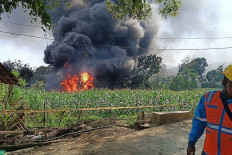 A worker observes an oil well fire in Gandu village, Blora regency, Central Java, on Aug. 17, 2025. Five people were killed in the blaze, which occurred at a locally run oil well.