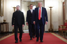 US President Donald Trump and Ukrainian President Volodymyr Zelensky arrive for a picture with European leaders, including Finnish President Alexander Stubb (center), following a meeting in the Oval Office at the White House on August 18, 2025 in Washington, DC. 
