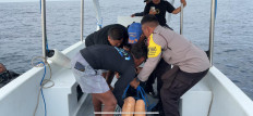 Buleleng Police officers and volunteers evacuate the body of Spaniard Lopez Pino Ferran who died on Tuesday, Aug. 19, during a spearfishing trip at Tangkad Menaum waters in Pemuteran, Gerokgak district, Buleleng regency, Bali. Police suspected that the victim experienced a blackout or oxygen deprivation while spearfishing at depth, due to insufficient or inadequate equipment.