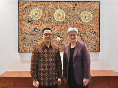 Foreign Minister Sugiono (left) poses with Australian Foreign Minister Penny Wong on Aug. 18 during a meeting between both officials in Jakarta.