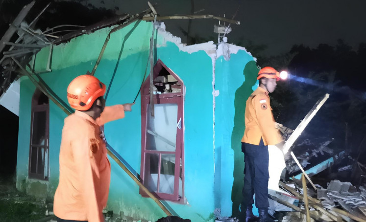 Rescuers inspect a musholla (prayer room) in Bekasi regency, West Java, that was damaged during the 4.9-magnitude earthquake in the region on Aug. 20.