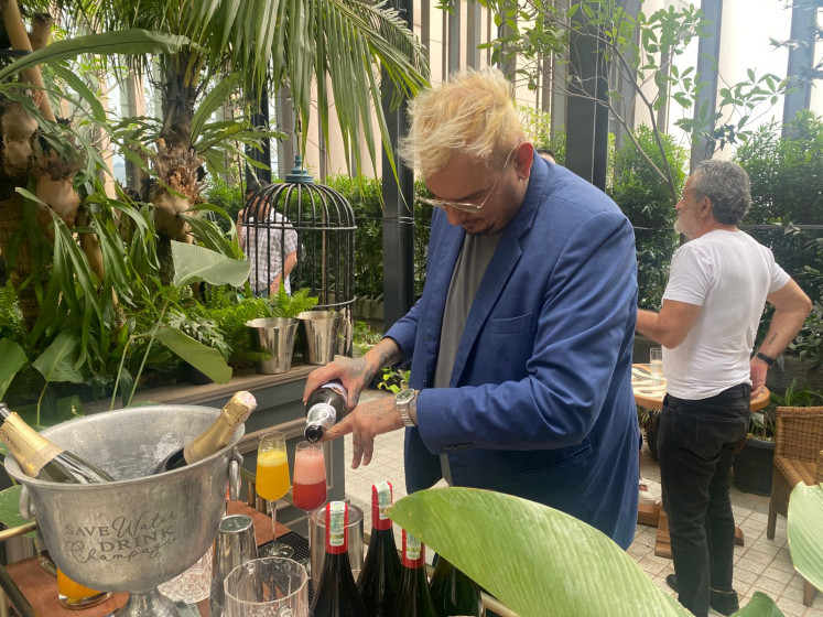 Rossini or mimosa—why not both? Between the plates, glasses of bubbly make the midday feast a Sunday Funday.