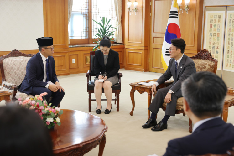Foreign Minister Sugiono (left) talks with South Korean Prime Minister Kim Min-seok (right) in a meeting at the Government Complex in Seoul, South Korea on Aug. 21, 2025. The foreign minister goes on a courtesy visit with the prime minister during his trip to the East Asian country.