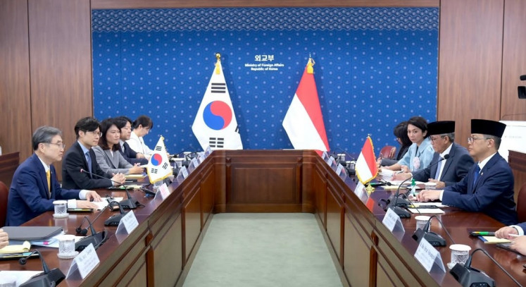 An Indonesian delegation led by Foreign Minister Sugiono (right) and a South Korean delegation led by South Korean Foreign Minister Cho Hyun (left) are seen on Aug. 21 in Seoul. Sugiono met with his South Korean counterpart during his trip.
