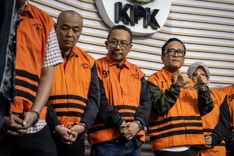 Deputy Manpower Minister and graft suspect Immanuel Ebenezer (second right) greets journalists during a press briefing at the Corruption Eradication Commission (KPK) headquarters in Jakarta on Aug. 22, 2025. The antigraft body named the deputy minister and 10 other people as suspects in an alleged extortion case pertaining to the issuance of the occupational health and safety (K3) certification at the Manpower Ministry.
