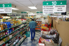 A customer browses groceries imported from India at Farm Fresh grocery as small businesses face tariffs and supply chain uncertainties in the Little India neighborhood of Artesia, California, US, on Aug. 7, 2025.