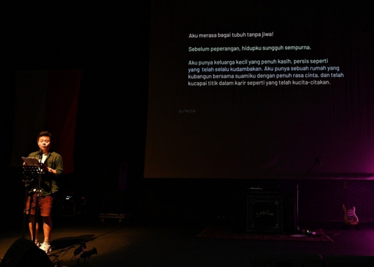 Quiet devastation: Singaporean playwright Alfian Sa’at reads a monologue by Palestinian writer Heba Daoud on Aug. 16, the final day of the Literature and Ideas Festival (LIFEs) at Teater Salihara, South Jakarta. In her text, Daoed, now living in Egypt, recounts how the war has left her feeling emotionally numb.