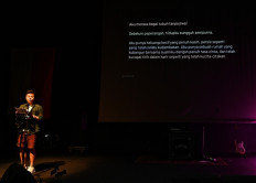 Quiet devastation: Singaporean playwright Alfian Sa’at reads a monologue by Palestinian writer Heba Daoud on Aug. 16, the final day of the Literature and Ideas Festival (LIFEs) at Teater Salihara, South Jakarta. In her text, Daoed, now living in Egypt, recounts how the war has left her feeling emotionally numb.