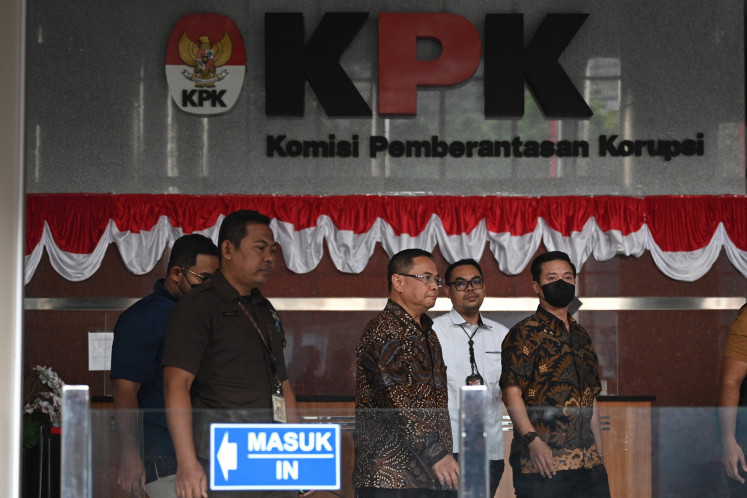 Pati regent Sudewo (center) leaves the Corruption Eradication Commission (KPK) headquarters in Jakarta on Aug. 27 after undergoing a questioning session. The antigraft body interrogates Sudewo as a witness in a bribery case pertaining to the construction and maintenance of railway tracks by the Transportation Ministry's rail tranportation directorate general.