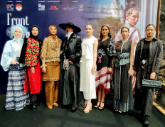 Runway ready: Models present pieces by seven Indonesian designers at Bungarampai Restaurant in Central Jakarta on Aug. 13, 2025, during a press conference organized by the Indonesian Fashion Chamber (IFC) ahead of this year’s Front Row Paris on Sept. 6.