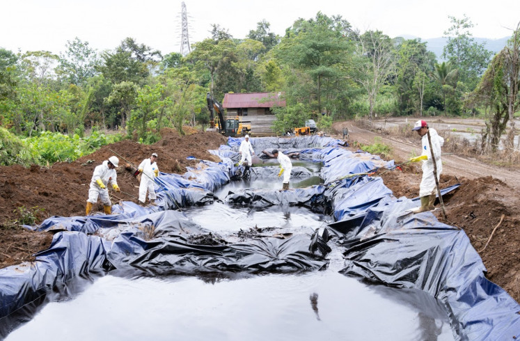 Towuti, August 25, 2025 – On the third day of the oil pipeline leak incident in Towuti District, East Luwu, PT Vale Indonesia Tbk (PT Vale) deployed logistical support and medical services, while also engaging local residents in recovery efforts.
