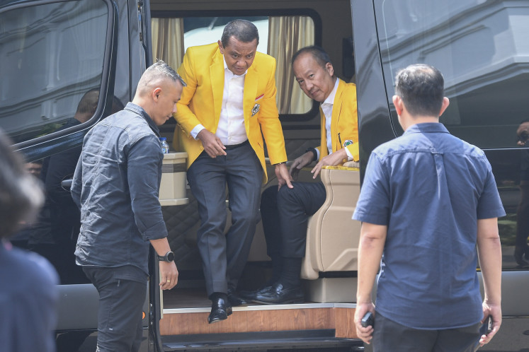 Seeking refugee: Golkar Party chairman Bahlil Lahadalia (second left), accompanied by Golkar Party Advisory Board chairman Agus Gumiwang (second right), steps out of a vehicle on Aug. 27 before a meeting with President Prabowo Subianto at the Merdeka Palace in Jakarta. According to Golkar, the meeting was held as part of a “courtesy visit“.