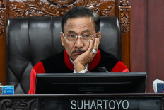 Constitutional Court chief justice Suhartoyo gestures on Aug. 28 as he presides over a ruling that bans deputy ministers from holding second jobs.