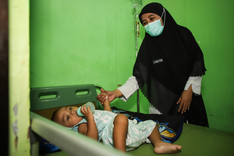 A health worker checks a measles pediatric patient on Aug. 27, 2025, at the Puskesmas (community health center) in Pragaan district, Sumenep regency, East Java. According to the Health Ministry, Sumenep leads the 42 regions that recorded nearly 3,500 confirmed cases of measles nationwide between January and the third week of August, with over 2,000 cases including 20 deaths.
