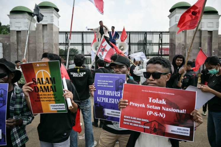 University students protest as they demand police reform in front of the main entrance gate of the House of Representatives complex in Jakarta on September 1, 2025. 