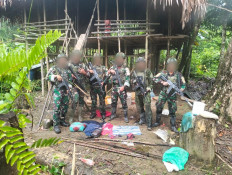 Personnel from Marine Corps Infantry Battalion 10/Satria Bumi Yudha pose in front of a traditional stilted house in Muara Oasin, South Aifat district, Maybrat regency, Southwest Papua, after raiding a separatist Free Papua Organization (OPM) base on Sept. 1, 2025. The Marines managed to retake the area from OPM rebels and resumed school activities in the area.