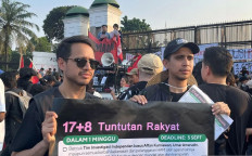 The actors and content creators brothers Andovi da Lopez (right) and Jovial da Lopez display the “17+8 Demands” during a rally on Monday outside the House of Representatives building in Senayan, Jakarta.