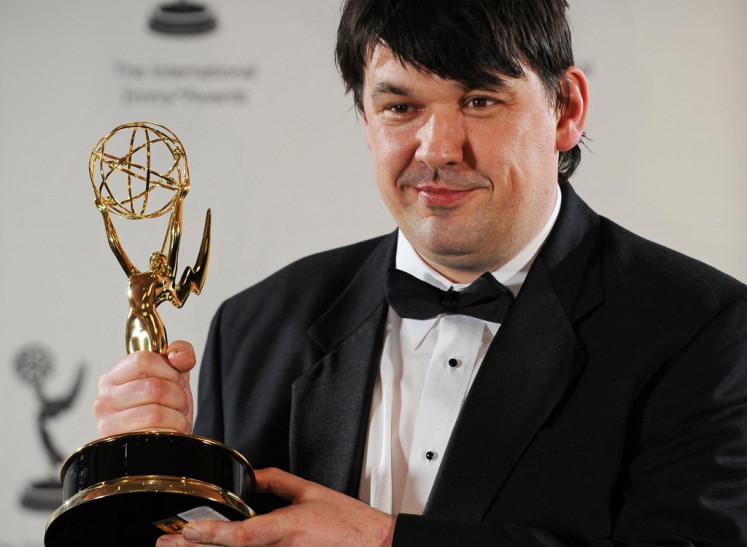  Irish writer and Director, Graham Linehan, poses with the award in the Comedy category for “The I.T. Crowd“ at the 36th International Emmy Awards November 24, 2008 in New York. 
