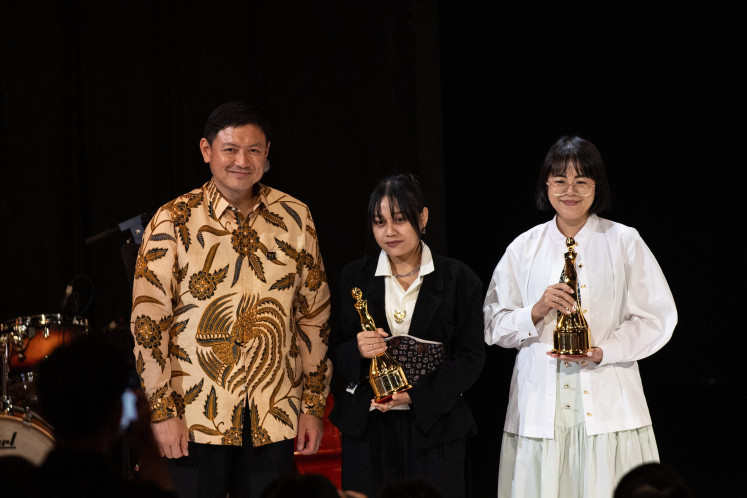 Soegianto Nagaria, the chairman of JF3, joins Desi Dwi Lestari of iii and Frederika Cynthia Dewi of FREDERIKA, recipients of the Future Fashion Award on July 24 at Summarecon Mall Kelapa Gading, North Jakarta.