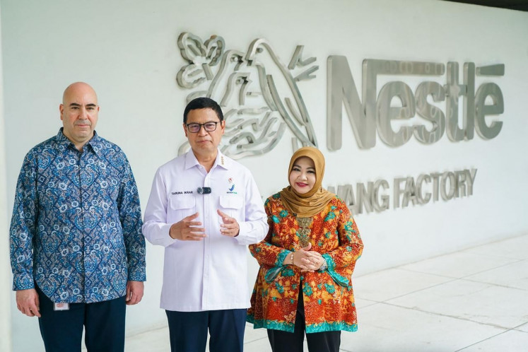 Dr. Taruna Ikrar (center), head of the Food and Drug Monitoring Agency (BPOM), poses with Nestlé Indonesia president director Georgios Badaro (left) and Nestlé Indonesia director of corporate affairs & sustainability Sufintri Rahayu during his courtesy visit to the Nestlé Karawang Factory on Aug. 4, 2025. Taruna’s visit symbolized collaboration between regulators and industry in strengthening food safety practices, regulatory compliance and a shared commitment to providing nutritious, safe and high-quality products for Indonesian consumers.