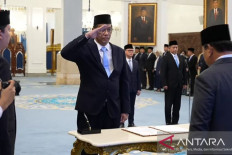 President Prabowo Subianto (right) inaugurates Purbaya Yudhi Sadewa (center) as finance minister at the State Palace in Jakarta on Sept. 8, 2025.