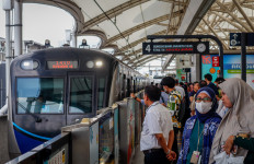 Riding the surge: Passengers wait for the arrival of a mass rapid transit (MRT) train on Sept. 4 at Blok M Station, South Jakarta. 