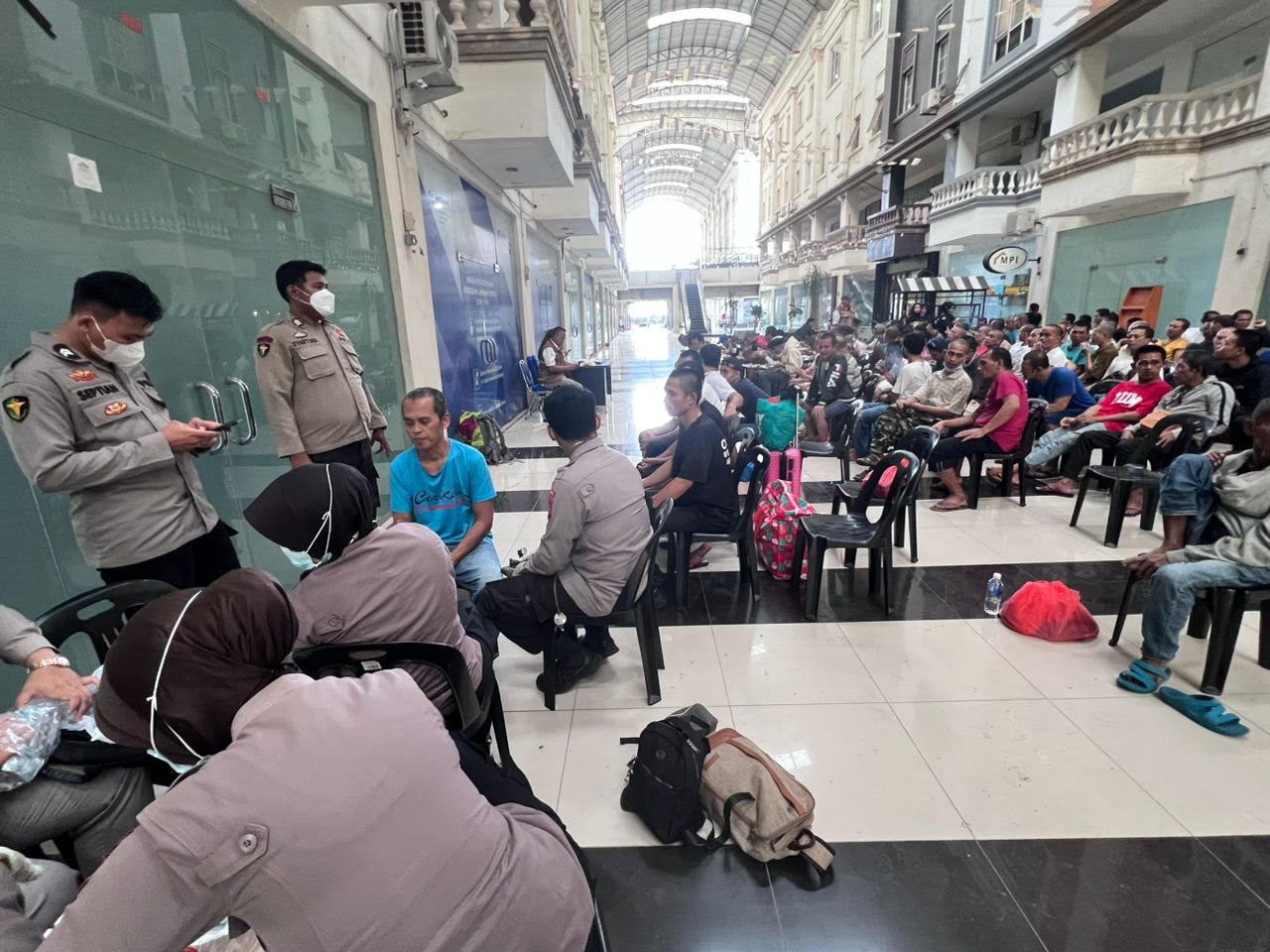 Helath officers from the Riau Islands Police Medicine and Health Department (Biddokkes) check the health and psychological conditions of repatriated Indonesians on Sept. 8, 2025, upon their arrival at the Batam Center International Ferry Terminal in Batam, Riau Islands. The Indonesian Consulate General (KJRI) in Johor Bahru facilitated the return of 166 Indonesians from the Malaysian state of Johor.