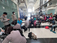 Helath officers from the Riau Islands Police Medicine and Health Department (Biddokkes) check the health and psychological conditions of repatriated Indonesians on Sept. 8, 2025, upon their arrival at the Batam Center International Ferry Terminal in Batam, Riau Islands. The Indonesian Consulate General (KJRI) in Johor Bahru facilitated the return of 166 Indonesians from the Malaysian state of Johor. 